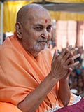  Swamishri greets devotees with 'Jai Swaminarayan'