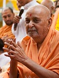  Swamishri greets devotees with 'Jai Swaminarayan'