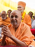  Swamishri greets devotees with 'Jai Swaminarayan'