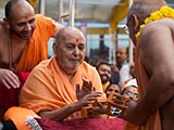  Swamishri sanctifies kartals