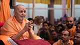  Swamishri greets sadhus and devotees with 'Jai Swaminarayan'