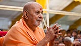  Swamishri greets sadhus and devotees with 'Jai Swaminarayan'