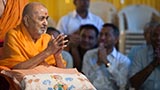  HH Pramukh Swami Maharaj greets devotees with 'Jai Swaminarayan'