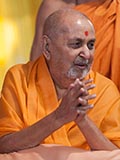  Swamishri greets devotees with 'Jai Swaminarayan'