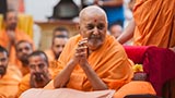  Swamishri greets devotees with 'Jai Swaminarayan'