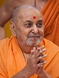  Swamishri greets devotees with 'Jai Swaminarayan'