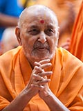  Swamishri greets sadhus with 'Jai Swaminarayan'