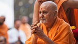  Swamishri greets sadhus with 'Jai Swaminarayan'