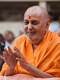  Swamishri blesses sadhus