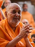  Swamishri greets devotees with 'Jai Swaminarayan'