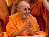  Swamishri greets sadhus with 'Jai Swaminarayan'