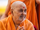  Swamishri greets sadhus with 'Jai Swaminarayan'