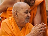  Swamishri greets sadhus with 'Jai Swaminarayan'