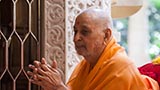  Swamishri greets devotees with 'Jai Swaminarayan'