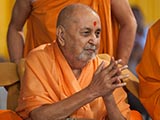  HH Pramukh Swami Maharaj greets devotees with 'Jai Swaminarayan'