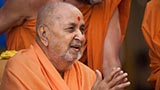  Swamishri greets devotees with 'Jai Swaminarayan'