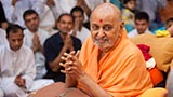  Swamishri greets sadhus with 'Jai Swaminarayan'