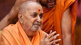  Swamishri greets devotees with 'Jai Swaminarayan'