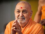  Swamishri greets devotees with 'Jai Swaminarayan'