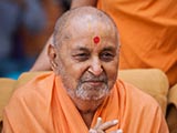  Swamishri greets devotees with 'Jai Swaminarayan'