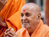  Swamishri greets devotees with 'Jai Swaminarayan'