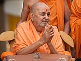  Swamishri greets devotees with 'Jai Swaminarayan'