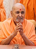  Swamishri greets devotees with 'Jai Swaminarayan'