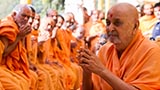  Swamishri greets sadhus with 'Jai Swaminarayan'