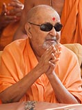  Swamishri greets sadhus with 'Jai Swaminarayan'