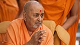  Swamishri greets sadhus with 'Jai Swaminarayan'