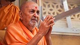  Swamishri greets devotees with 'Jai Swaminarayan'