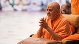  Swamishri greets devotees with 'Jai Swaminarayan'