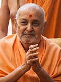  Swamishri greets devotees with 'Jai Swaminarayan'