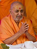 HH Pramukh Swami Maharaj greets devotees with 'Jai Swaminarayan'