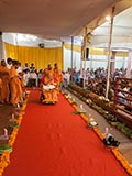  Swamishri greets devotees with 'Jai Swaminarayan'
