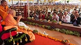  Devotees doing darshan of Swamishri