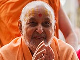  Swamishri blesses devotees