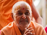  Swamishri greets devotees with 'Jai Swaminarayan'