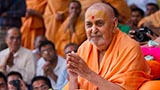  Swamishri greets devotees with 'Jai Swaminarayan'
