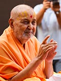  Swamishri blesses devotees