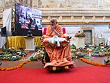  Swamishri greets devotees with 'Jai Swaminarayan'