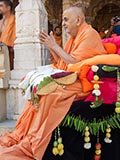  Swamishri greets devotees with 'Jai Swaminarayan'