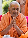  Swamishri greets devotees with 'Jai Swaminarayan'
