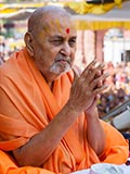  Swamishri greets devotees with 'Jai Swaminarayan'
