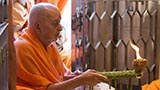  Swamishri performs arti