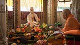  Swamishri performs arti