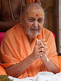  Swamishri greets devotees with 'Jai Swaminarayan'