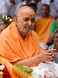  Swamishri greets devotees with 'Jai Swaminarayan'