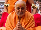  Swamishri greets devotees with 'Jai Swaminarayan'