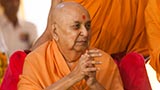  HH Pramukh Swami Maharaj greets devotees with 'Jai Swaminarayan'